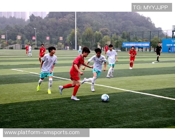 足球场上的艺术传递巧妙配合展现团队默契与个人技巧的完美结合